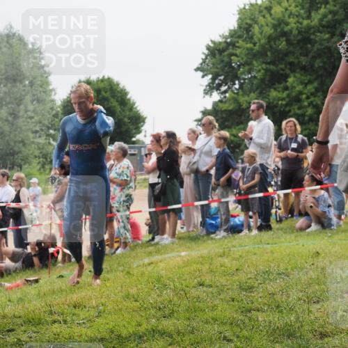 15.06.2025 - 27. Vierlanden-Triathlon KatJ http://msf.ph/oto/8023476 15.06.2025 10:56:33 Schwimmen 764, 771 meine-sportfotos.de