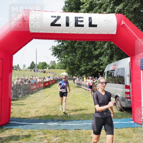 21.06.2025 - 27. Vierlanden-Triathlon MichiJ http://msf.ph/oto/8023478 15.06.2026 11:39:17 Ziel 489, 536 meine-sportfotos.de