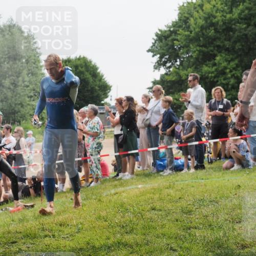15.06.2025 - 27. Vierlanden-Triathlon KatJ http://msf.ph/oto/8023479 15.06.2025 10:56:33 Schwimmen 764, 771 meine-sportfotos.de