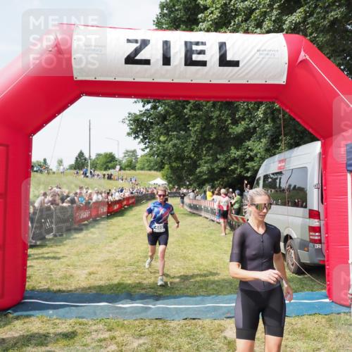 21.06.2025 - 27. Vierlanden-Triathlon MichiJ http://msf.ph/oto/8023484 15.06.2026 11:39:17 Ziel 489, 536 meine-sportfotos.de