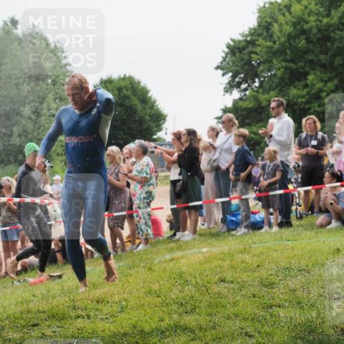 15.06.2025 - 27. Vierlanden-Triathlon KatJ http://msf.ph/oto/8023485 15.06.2025 10:56:33 Schwimmen 764, 771 meine-sportfotos.de