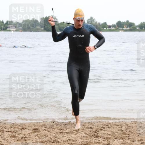15.06.2025 - 27. Vierlanden-Triathlon Lena Gebhardt http://msf.ph/oto/8023486 15.06.2025 10:53:06 Schwimmen 638 meine-sportfotos.de