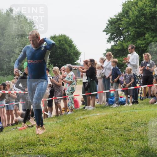 15.06.2025 - 27. Vierlanden-Triathlon KatJ http://msf.ph/oto/8023490 15.06.2025 10:56:33 Schwimmen 764, 771 meine-sportfotos.de