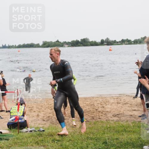 21.06.2025 - 27. Vierlanden-Triathlon MichiJ http://msf.ph/oto/8023492 15.06.2026 10:54:36 Schwimmen 695, 713, 715, 749 meine-sportfotos.de