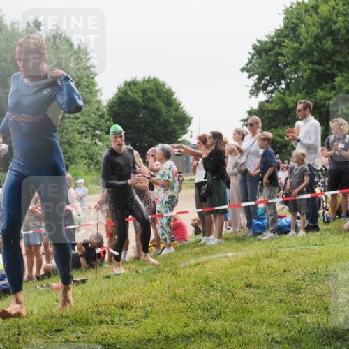 15.06.2025 - 27. Vierlanden-Triathlon KatJ http://msf.ph/oto/8023495 15.06.2025 10:56:34 Schwimmen 764, 771 meine-sportfotos.de