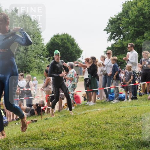 15.06.2025 - 27. Vierlanden-Triathlon KatJ http://msf.ph/oto/8023499 15.06.2025 10:56:34 Schwimmen 764, 771 meine-sportfotos.de