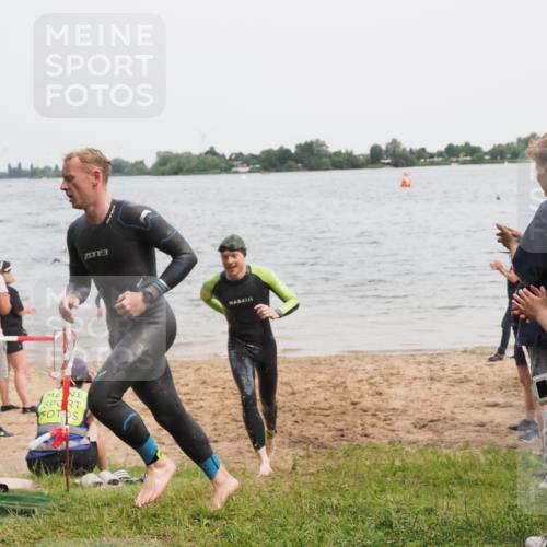 21.06.2025 - 27. Vierlanden-Triathlon MichiJ http://msf.ph/oto/8023500 15.06.2026 10:54:37 Schwimmen 695, 713, 715, 749 meine-sportfotos.de
