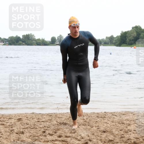 15.06.2025 - 27. Vierlanden-Triathlon Lena Gebhardt http://msf.ph/oto/8023501 15.06.2025 10:53:07 Schwimmen 638 meine-sportfotos.de