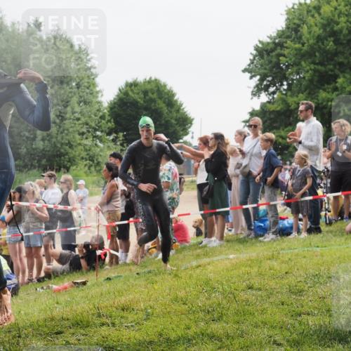 15.06.2025 - 27. Vierlanden-Triathlon KatJ http://msf.ph/oto/8023503 15.06.2025 10:56:34 Schwimmen 764, 771 meine-sportfotos.de