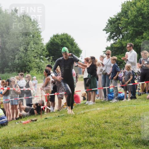 15.06.2025 - 27. Vierlanden-Triathlon KatJ http://msf.ph/oto/8023507 15.06.2025 10:56:34 Schwimmen 764, 771 meine-sportfotos.de