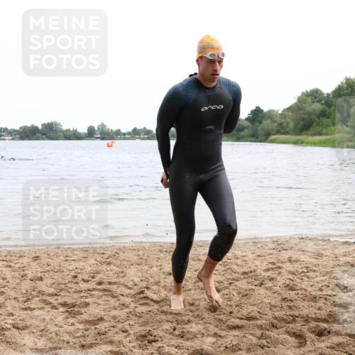 15.06.2025 - 27. Vierlanden-Triathlon Lena Gebhardt http://msf.ph/oto/8023509 15.06.2025 10:53:08 Schwimmen 638 meine-sportfotos.de