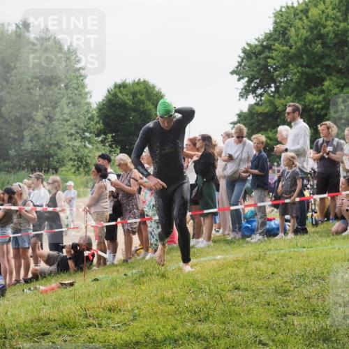 15.06.2025 - 27. Vierlanden-Triathlon KatJ http://msf.ph/oto/8023512 15.06.2025 10:56:34 Schwimmen 764, 771 meine-sportfotos.de