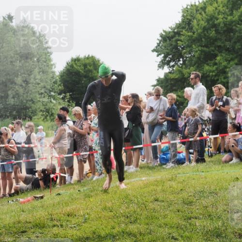 15.06.2025 - 27. Vierlanden-Triathlon KatJ http://msf.ph/oto/8023516 15.06.2025 10:56:35 Schwimmen 764, 771 meine-sportfotos.de