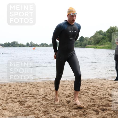 15.06.2025 - 27. Vierlanden-Triathlon Lena Gebhardt http://msf.ph/oto/8023517 15.06.2025 10:53:08 Schwimmen 638 meine-sportfotos.de