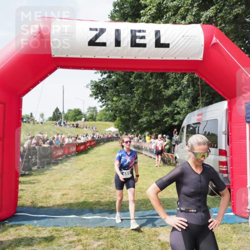 21.06.2025 - 27. Vierlanden-Triathlon MichiJ http://msf.ph/oto/8023518 15.06.2026 11:39:18 Ziel 489, 536 meine-sportfotos.de