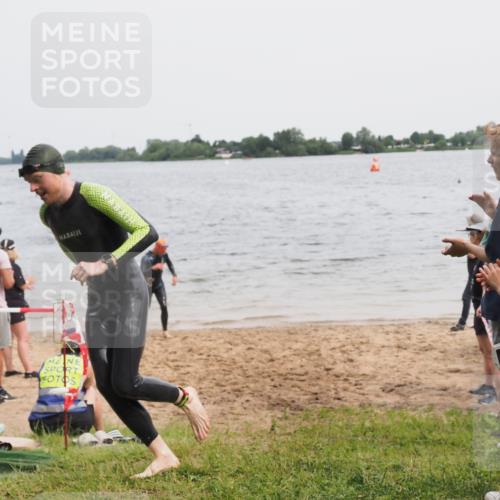 21.06.2025 - 27. Vierlanden-Triathlon MichiJ http://msf.ph/oto/8023519 15.06.2026 10:54:38 Schwimmen 695, 713, 715, 749 meine-sportfotos.de