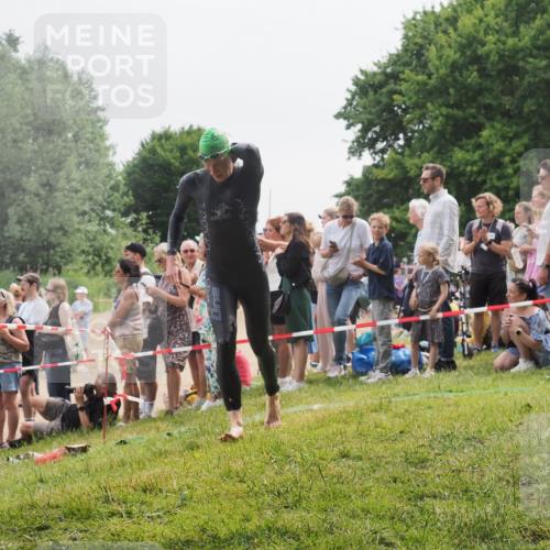 15.06.2025 - 27. Vierlanden-Triathlon KatJ http://msf.ph/oto/8023520 15.06.2025 10:56:35 Schwimmen 764, 771 meine-sportfotos.de