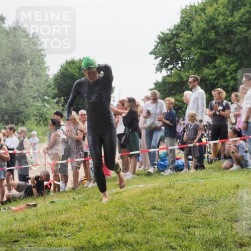 15.06.2025 - 27. Vierlanden-Triathlon KatJ http://msf.ph/oto/8023524 15.06.2025 10:56:35 Schwimmen 764, 771 meine-sportfotos.de