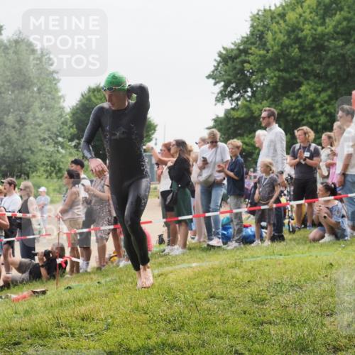 15.06.2025 - 27. Vierlanden-Triathlon KatJ http://msf.ph/oto/8023527 15.06.2025 10:56:35 Schwimmen 764, 771 meine-sportfotos.de