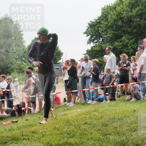 15.06.2025 - 27. Vierlanden-Triathlon KatJ http://msf.ph/oto/8023532 15.06.2025 10:56:35 Schwimmen 764, 771 meine-sportfotos.de