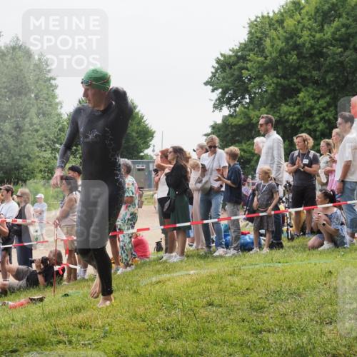 15.06.2025 - 27. Vierlanden-Triathlon KatJ http://msf.ph/oto/8023536 15.06.2025 10:56:35 Schwimmen 764, 771 meine-sportfotos.de