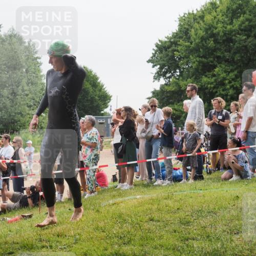 15.06.2025 - 27. Vierlanden-Triathlon KatJ http://msf.ph/oto/8023541 15.06.2025 10:56:35 Schwimmen 764, 771 meine-sportfotos.de