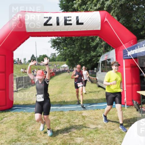 21.06.2025 - 27. Vierlanden-Triathlon MichiJ http://msf.ph/oto/8023544 15.06.2026 11:46:36 Ziel 174, 515, 620 meine-sportfotos.de