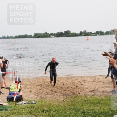 21.06.2025 - 27. Vierlanden-Triathlon MichiJ http://msf.ph/oto/8023550 15.06.2026 10:54:39 Schwimmen 695, 713, 715, 749 meine-sportfotos.de