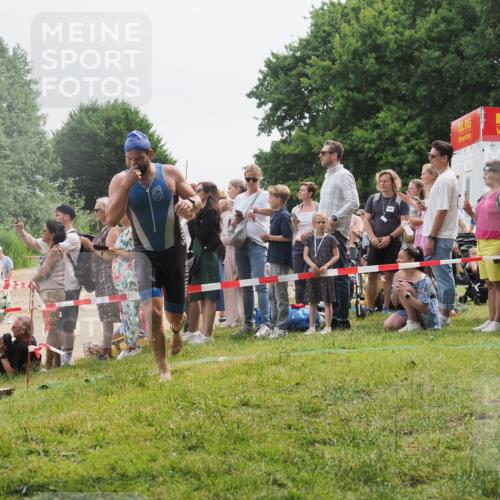 15.06.2025 - 27. Vierlanden-Triathlon KatJ http://msf.ph/oto/8023551 15.06.2025 10:56:43 Schwimmen 685, 691, 764 meine-sportfotos.de