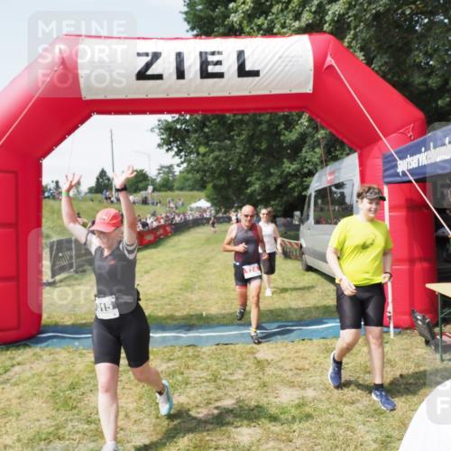 21.06.2025 - 27. Vierlanden-Triathlon MichiJ http://msf.ph/oto/8023553 15.06.2026 11:46:37 Ziel 174, 515, 620 meine-sportfotos.de