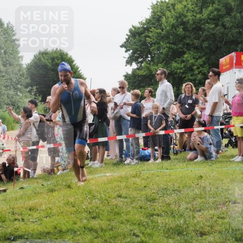 15.06.2025 - 27. Vierlanden-Triathlon KatJ http://msf.ph/oto/8023554 15.06.2025 10:56:43 Schwimmen 685, 691, 764 meine-sportfotos.de