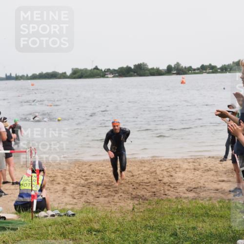 21.06.2025 - 27. Vierlanden-Triathlon MichiJ http://msf.ph/oto/8023560 15.06.2026 10:54:39 Schwimmen 695, 713, 715, 749 meine-sportfotos.de
