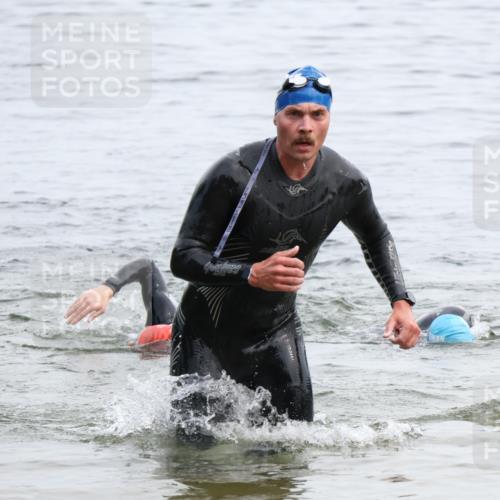 15.06.2025 - 27. Vierlanden-Triathlon Lena Gebhardt http://msf.ph/oto/8023569 15.06.2025 10:53:45 Schwimmen 650, 726 meine-sportfotos.de