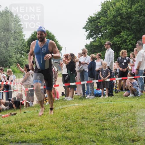 15.06.2025 - 27. Vierlanden-Triathlon KatJ http://msf.ph/oto/8023571 15.06.2025 10:56:43 Schwimmen 685, 691, 764 meine-sportfotos.de