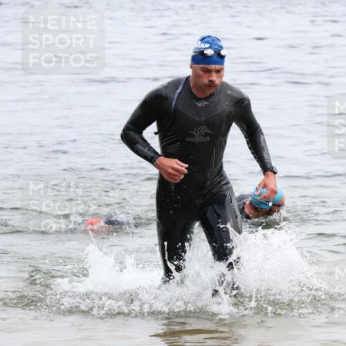 15.06.2025 - 27. Vierlanden-Triathlon Lena Gebhardt http://msf.ph/oto/8023577 15.06.2025 10:53:46 Schwimmen 650, 726 meine-sportfotos.de