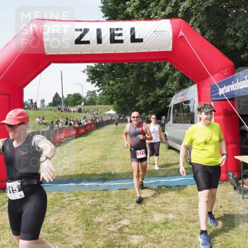 21.06.2025 - 27. Vierlanden-Triathlon MichiJ http://msf.ph/oto/8023578 15.06.2026 11:46:37 Ziel 174, 515, 620 meine-sportfotos.de