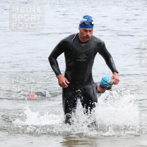 15.06.2025 - 27. Vierlanden-Triathlon Lena Gebhardt http://msf.ph/oto/8023584 15.06.2025 10:53:46 Schwimmen 650, 726 meine-sportfotos.de