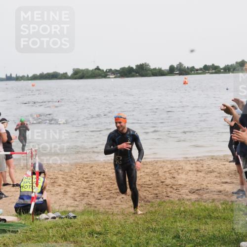 21.06.2025 - 27. Vierlanden-Triathlon MichiJ http://msf.ph/oto/8023594 15.06.2026 10:54:40 Schwimmen 695, 713, 715, 749 meine-sportfotos.de