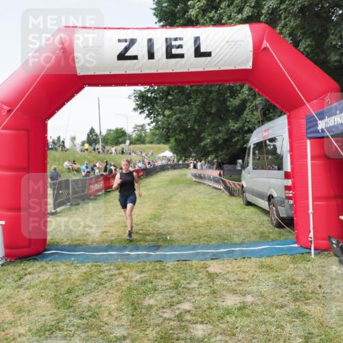 21.06.2025 - 27. Vierlanden-Triathlon MichiJ http://msf.ph/oto/8023595 15.06.2026 11:46:44 Ziel 516 meine-sportfotos.de