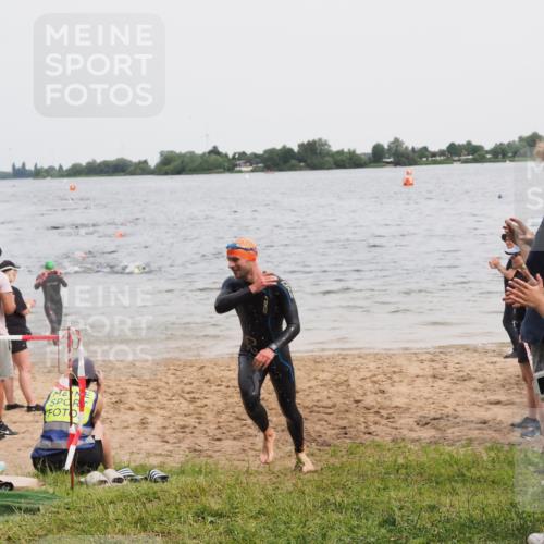 21.06.2025 - 27. Vierlanden-Triathlon MichiJ http://msf.ph/oto/8023599 15.06.2026 10:54:40 Schwimmen 695, 713, 715, 749 meine-sportfotos.de