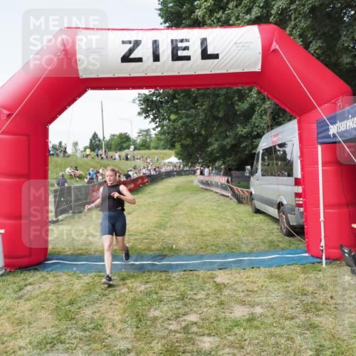 21.06.2025 - 27. Vierlanden-Triathlon MichiJ http://msf.ph/oto/8023625 15.06.2026 11:46:45 Ziel 516 meine-sportfotos.de