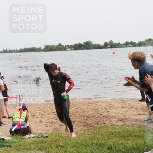 21.06.2025 - 27. Vierlanden-Triathlon MichiJ http://msf.ph/oto/8023630 15.06.2026 10:54:45 Schwimmen 695, 713 meine-sportfotos.de