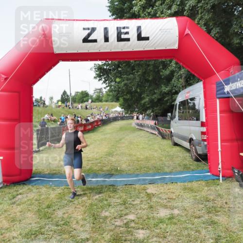 21.06.2025 - 27. Vierlanden-Triathlon MichiJ http://msf.ph/oto/8023631 15.06.2026 11:46:45 Ziel 516 meine-sportfotos.de