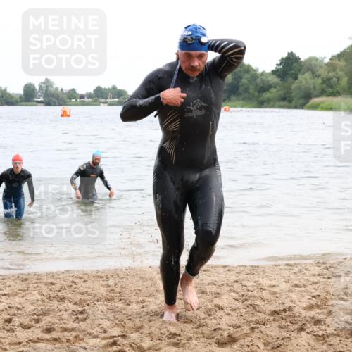 15.06.2025 - 27. Vierlanden-Triathlon Lena Gebhardt http://msf.ph/oto/8023635 15.06.2025 10:53:49 Schwimmen 650, 726, 757 meine-sportfotos.de