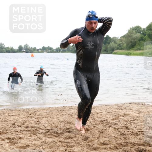 15.06.2025 - 27. Vierlanden-Triathlon Lena Gebhardt http://msf.ph/oto/8023644 15.06.2025 10:53:49 Schwimmen 650, 726, 757 meine-sportfotos.de