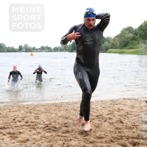 15.06.2025 - 27. Vierlanden-Triathlon Lena Gebhardt http://msf.ph/oto/8023657 15.06.2025 10:53:49 Schwimmen 650, 726, 757 meine-sportfotos.de