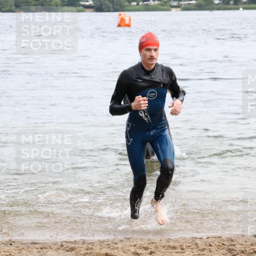 15.06.2025 - 27. Vierlanden-Triathlon Lena Gebhardt http://msf.ph/oto/8023673 15.06.2025 10:53:51 Schwimmen 650, 726, 757 meine-sportfotos.de