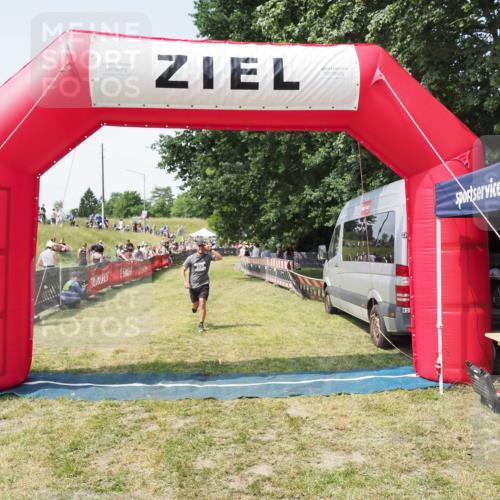 21.06.2025 - 27. Vierlanden-Triathlon MichiJ http://msf.ph/oto/8023675 15.06.2026 11:48:17 Ziel 295 meine-sportfotos.de
