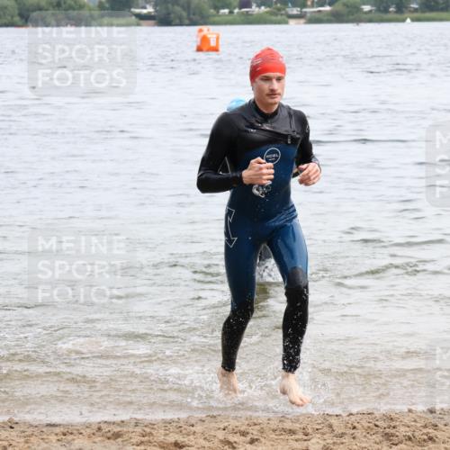 15.06.2025 - 27. Vierlanden-Triathlon Lena Gebhardt http://msf.ph/oto/8023677 15.06.2025 10:53:51 Schwimmen 650, 726, 757 meine-sportfotos.de