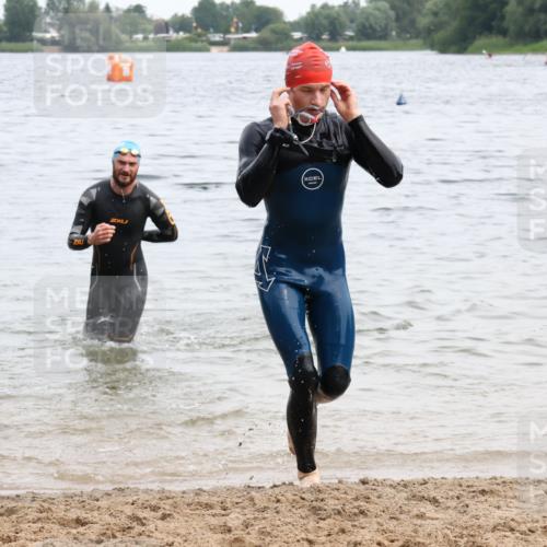 15.06.2025 - 27. Vierlanden-Triathlon Lena Gebhardt http://msf.ph/oto/8023679 15.06.2025 10:53:51 Schwimmen 650, 726, 757 meine-sportfotos.de